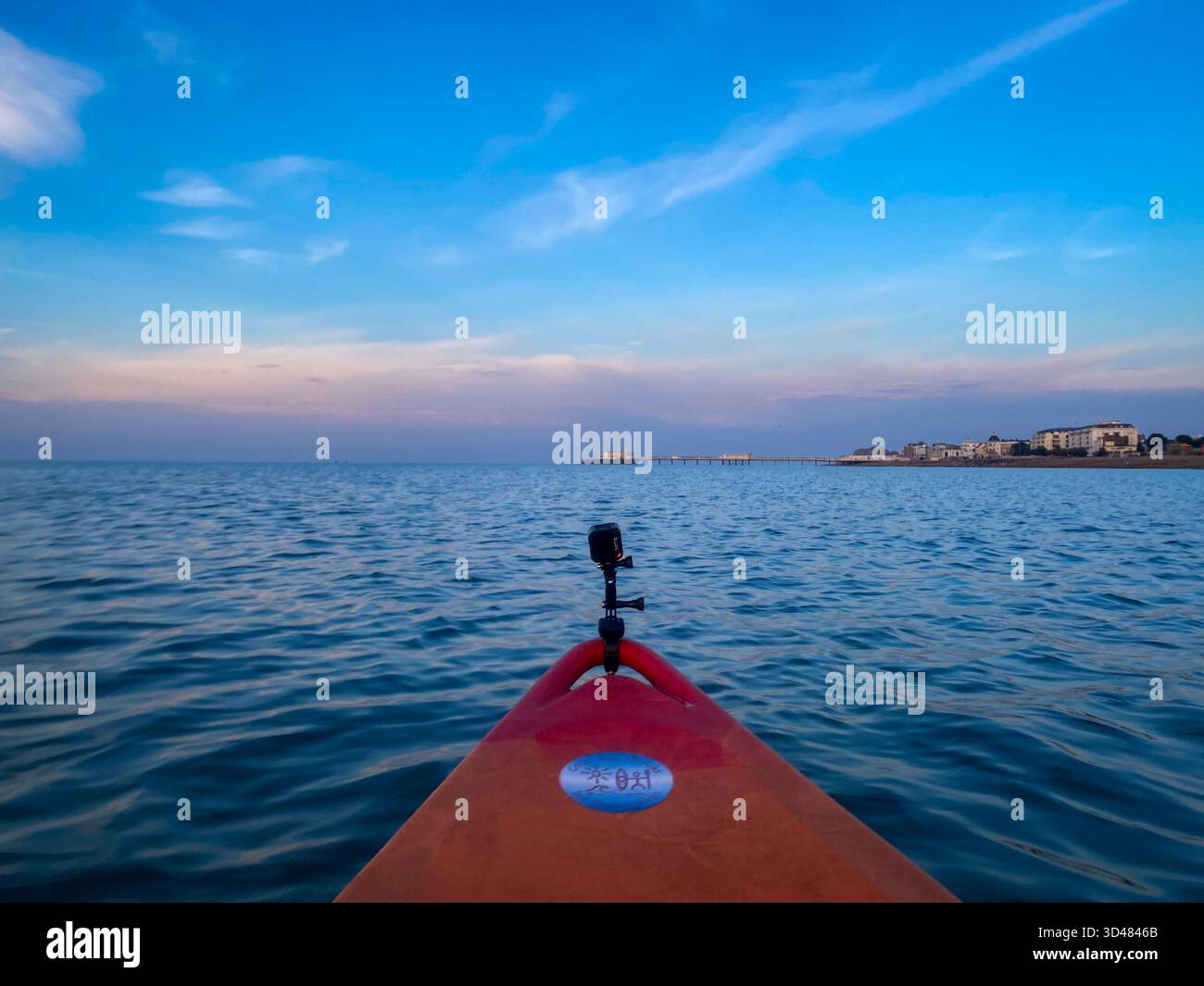 La vista dal molo di Worthing vista dalla prua di un kayak con una telecamera sportiva Go-Pro attaccata alla prua Foto Stock