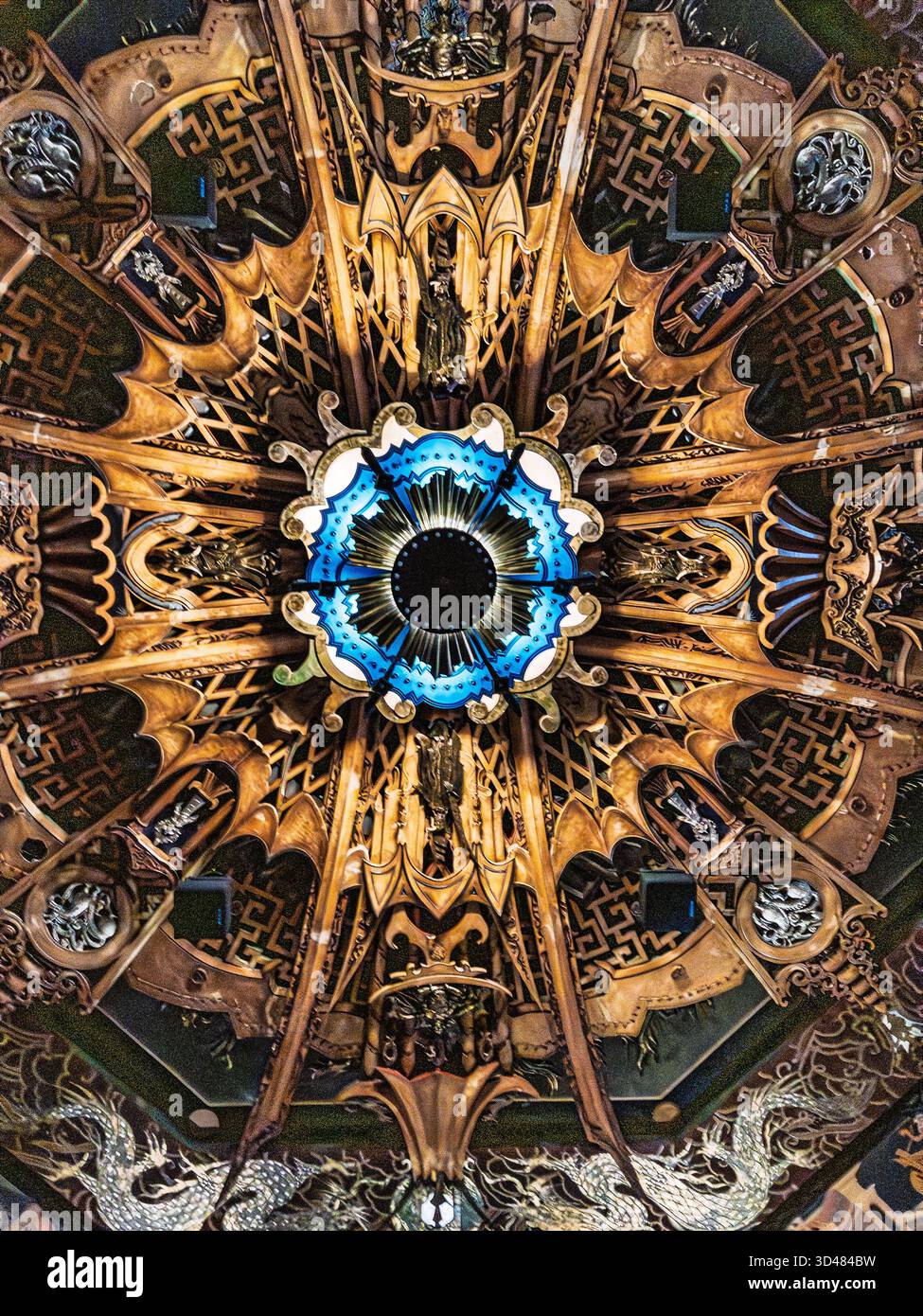 Il soffitto del Grauman's Chinese Theatre (ora TCL Chinese Theatre) a Hollywood. E' riccamente decorata con lacca rossa, accenti d'oro e intricati Foto Stock