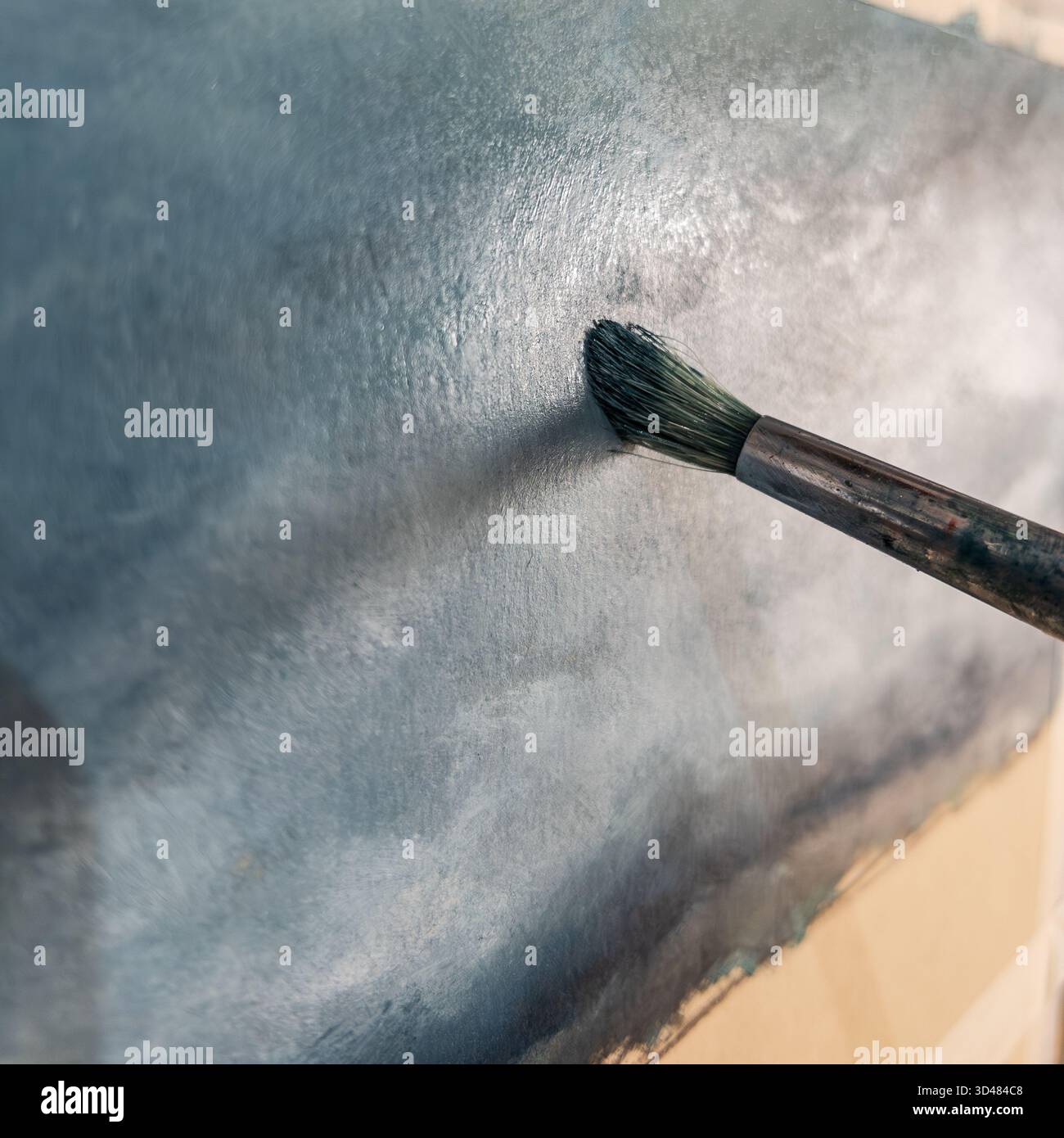 Un primo piano di un artista che dipinge un cielo Foto Stock