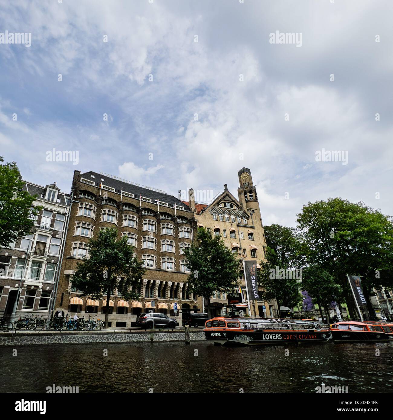L'Hard Rock Hotel di Amsterdam visto da un canale - Immagine stock catturata con smartphone