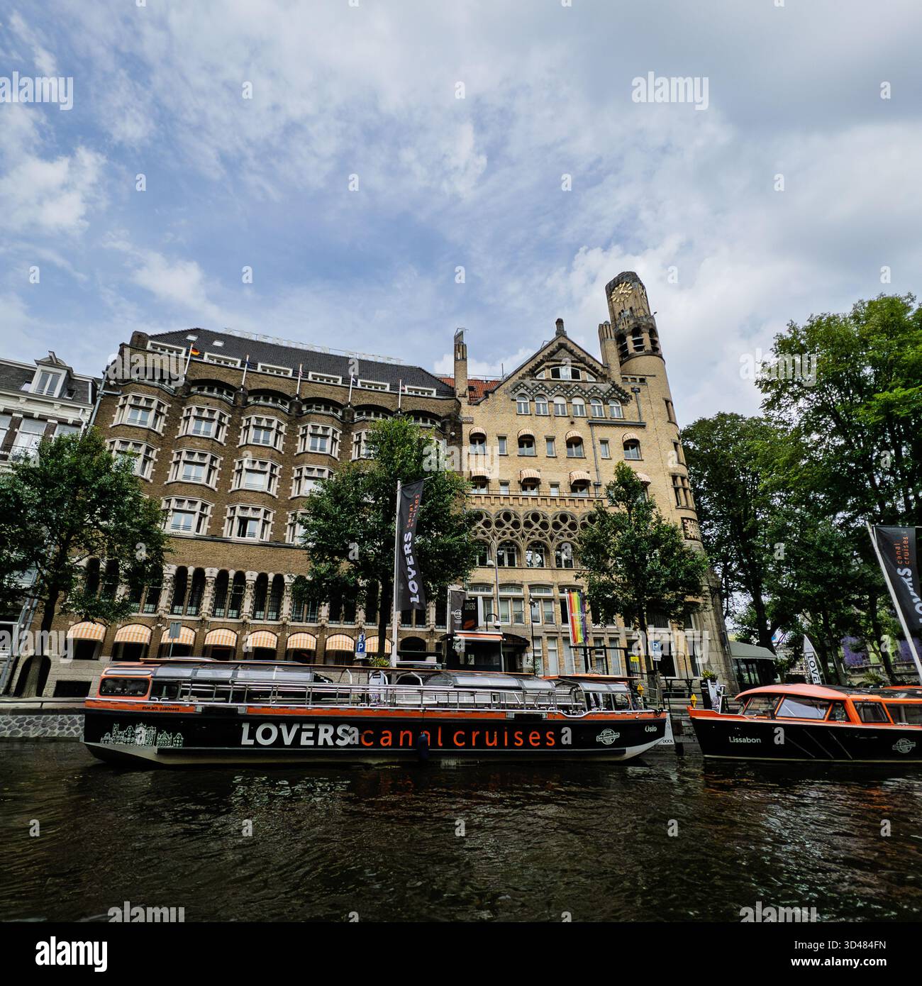L'Hard Rock Hotel di Amsterdam visto da un canale - Immagine stock catturata con smartphone