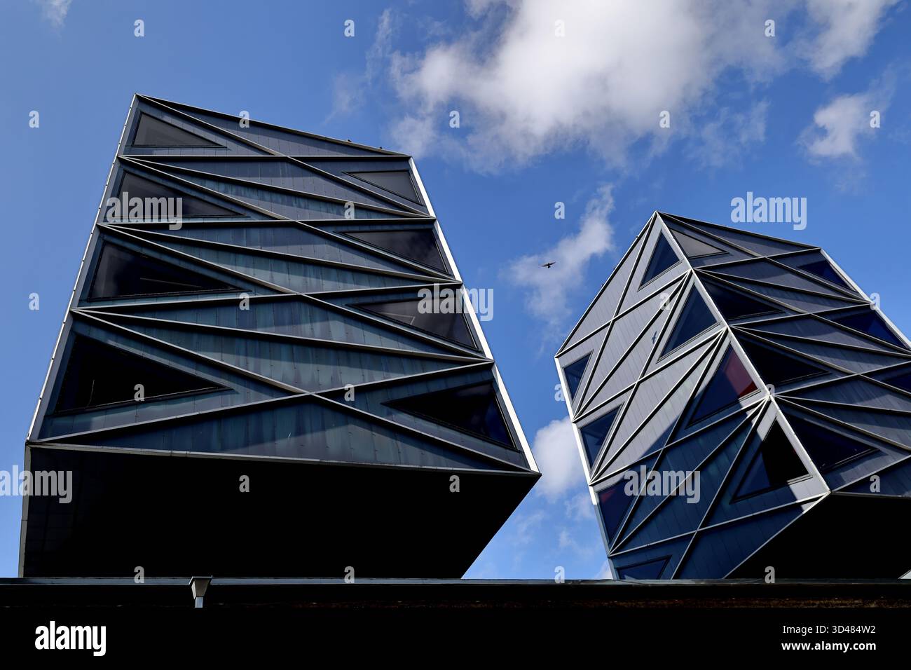 Vista ad angolo basso di due blocchi a sbalzo con vetrate triangolari contro il cielo blu, fotografati a Vanalinn, Tallinn, Estonia, di giorno. Foto Stock