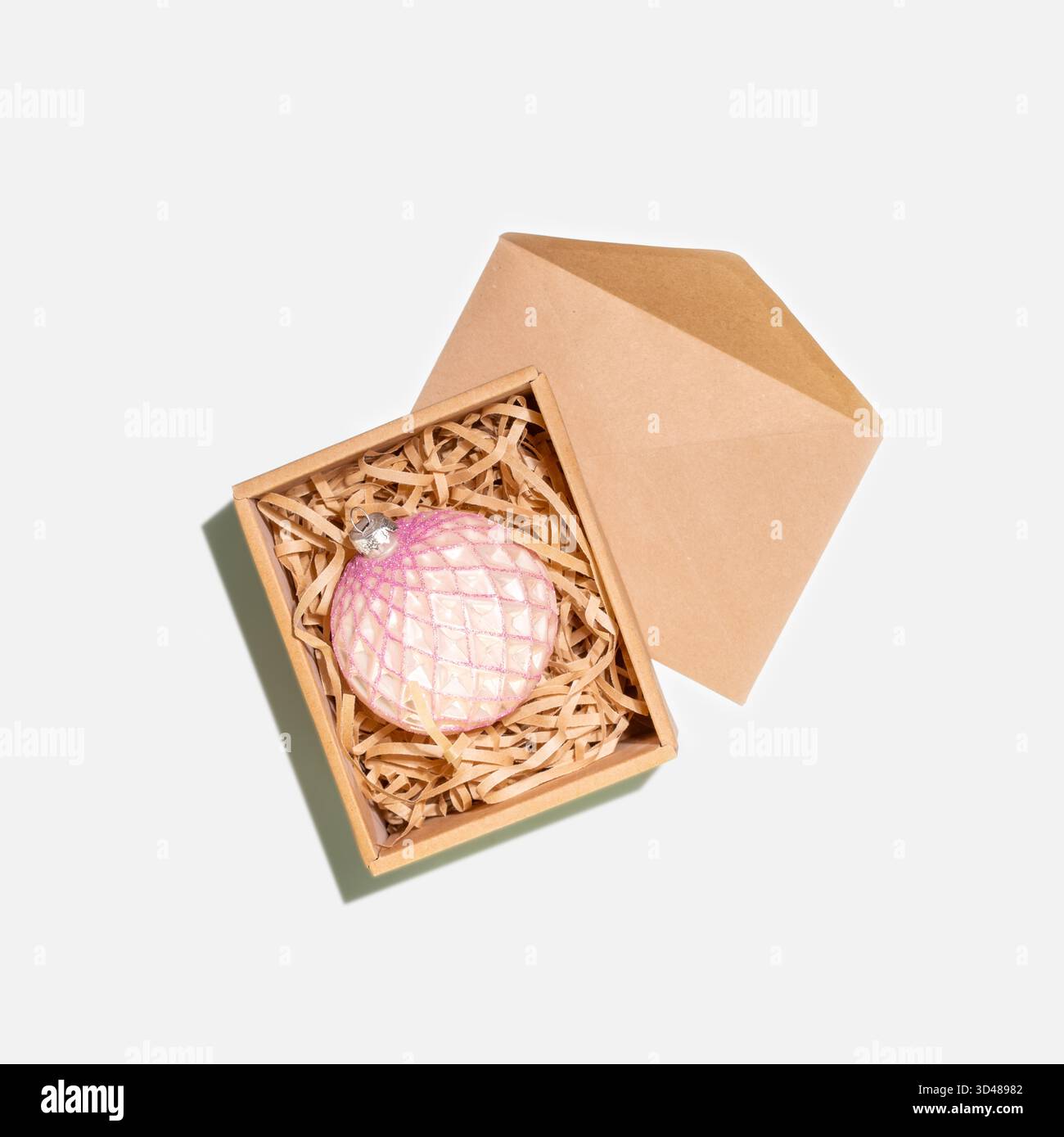 Ornamento natalizio in confezione regalo artigianale con busta Craft. Pacchetto vacanza per regali ecologici, decorazioni fatte a mano e Bran stagionale Foto Stock