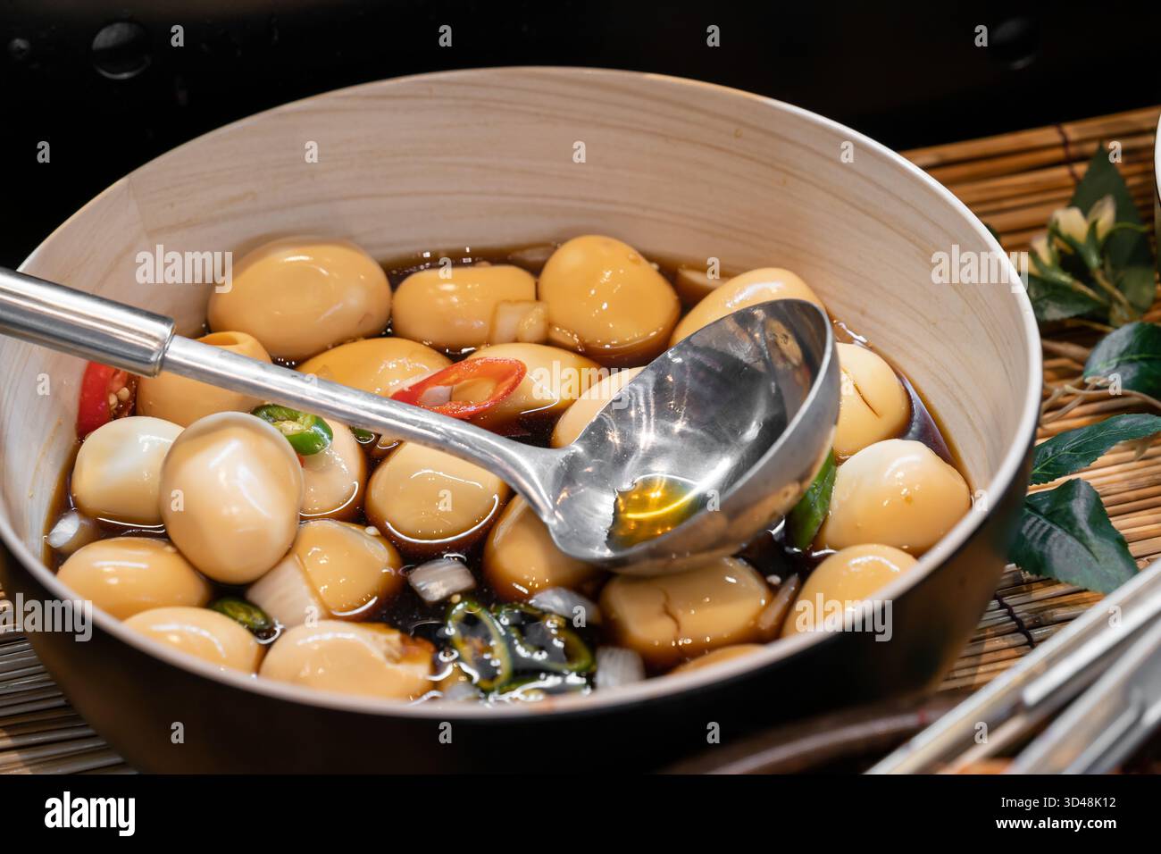 Uova marinate di soia coreana, note anche come Gyeran Jang, imbevute di salsa di soia salata con peperoncino, aglio e cipolle. Foto Stock