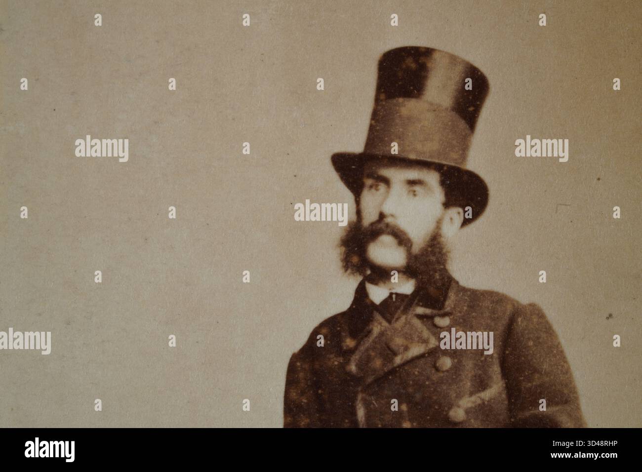 Fotografia vintage, uomo, cappello, basette muttonchopsm, Capitano Creagh, forse Garrett o'Moore Creagh VC un ufficiale dell'esercito britannico e un destinatario irlandese della Victoria Cross, seconda guerra anglo-afghana, late1860, all'inizio degli anni 1870 Foto Stock