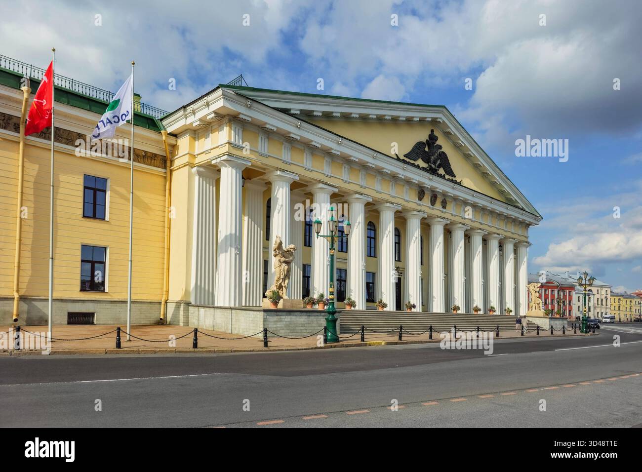 San Pietroburgo, Russia - 06 settembre 2025: Visita del Museo dell'Istituto minerario in una giornata di sole sull'argine del tenente Schmidt a San Pietroburgo Foto Stock