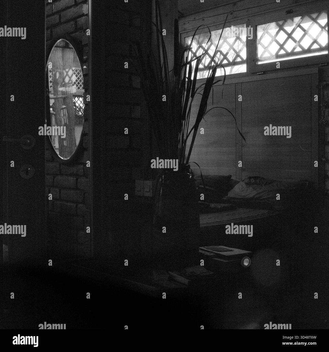 Interno in legno di una casa vuota, formato medio Hasselblad bianco e nero, minimalista, letto visibile, estetica serena e analogica. Foto Stock