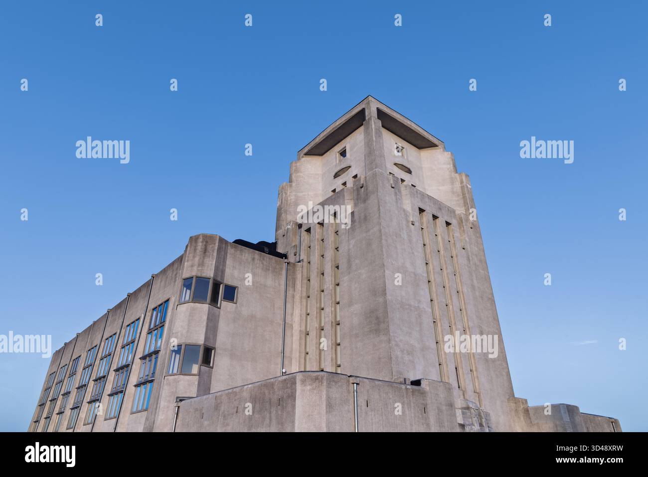 Ripresa dall'angolo basso del monumentale edificio Art Deco A (la "Cattedrale") di radio Kootwijk, che mette in evidenza l'imponente torre contro un cielo azzurro. Foto Stock