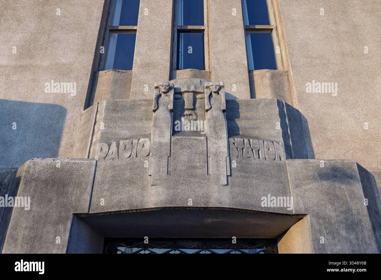 Primo piano della facciata Art Deco sull'ingresso dell'edificio A (la "Cattedrale") a radio Kootwijk, con sculture in rilievo in cemento e testo. Foto Stock