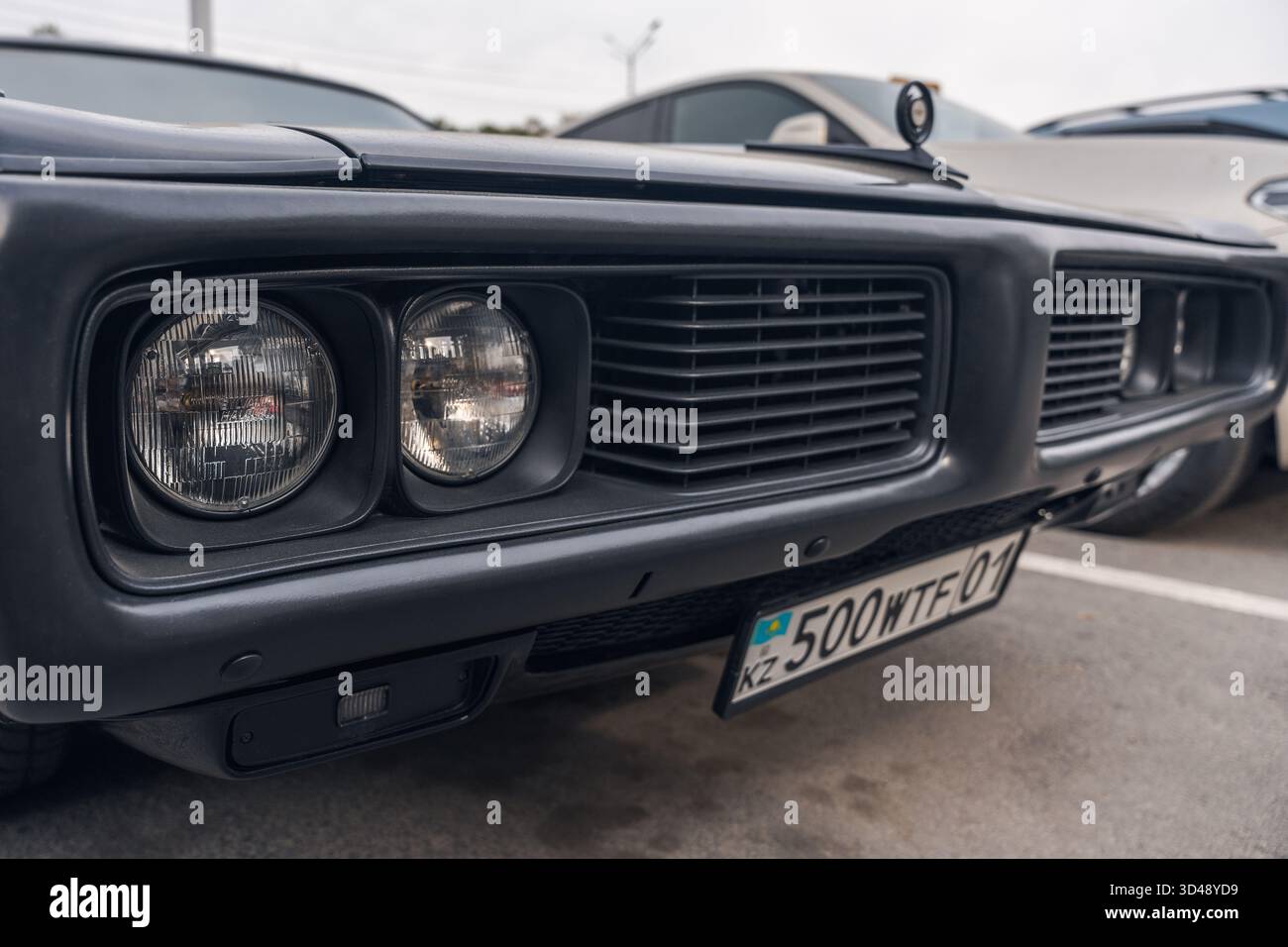 Almaty, Kazakistan - 15 luglio 2025: Faro Dodge Charger Special Edition. Davanti alla macchina Foto Stock