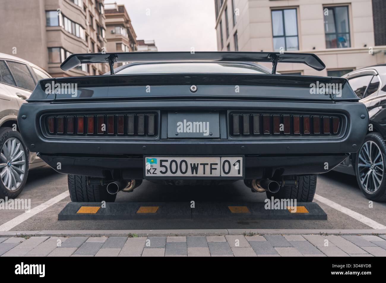 Almaty, Kazakistan - 15 luglio 2025: Il retro della Dodge Charger Special Edition. Un'auto rara Foto Stock