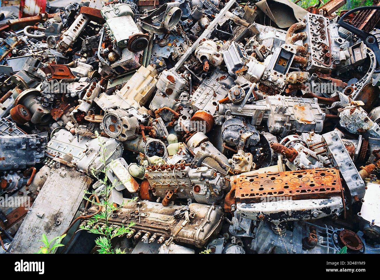 Pile di rottami metallici, parti di motori in alluminio e acciaio, concetto di riciclaggio, rifiuti industriali, estetica analogica, testurizzata e grintosa. Foto Stock