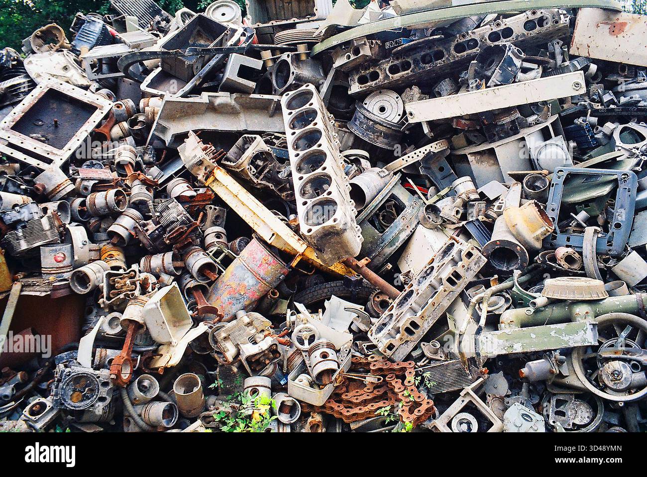 Pile di rottami metallici, parti di motori in alluminio e acciaio, concetto di riciclaggio, rifiuti industriali, estetica analogica, testurizzata e grintosa. Foto Stock