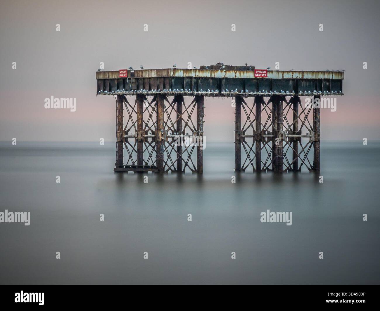 Piattaforma di raffreddamento offshore abbandonata dalla centrale nucleare di Sizewell Foto Stock