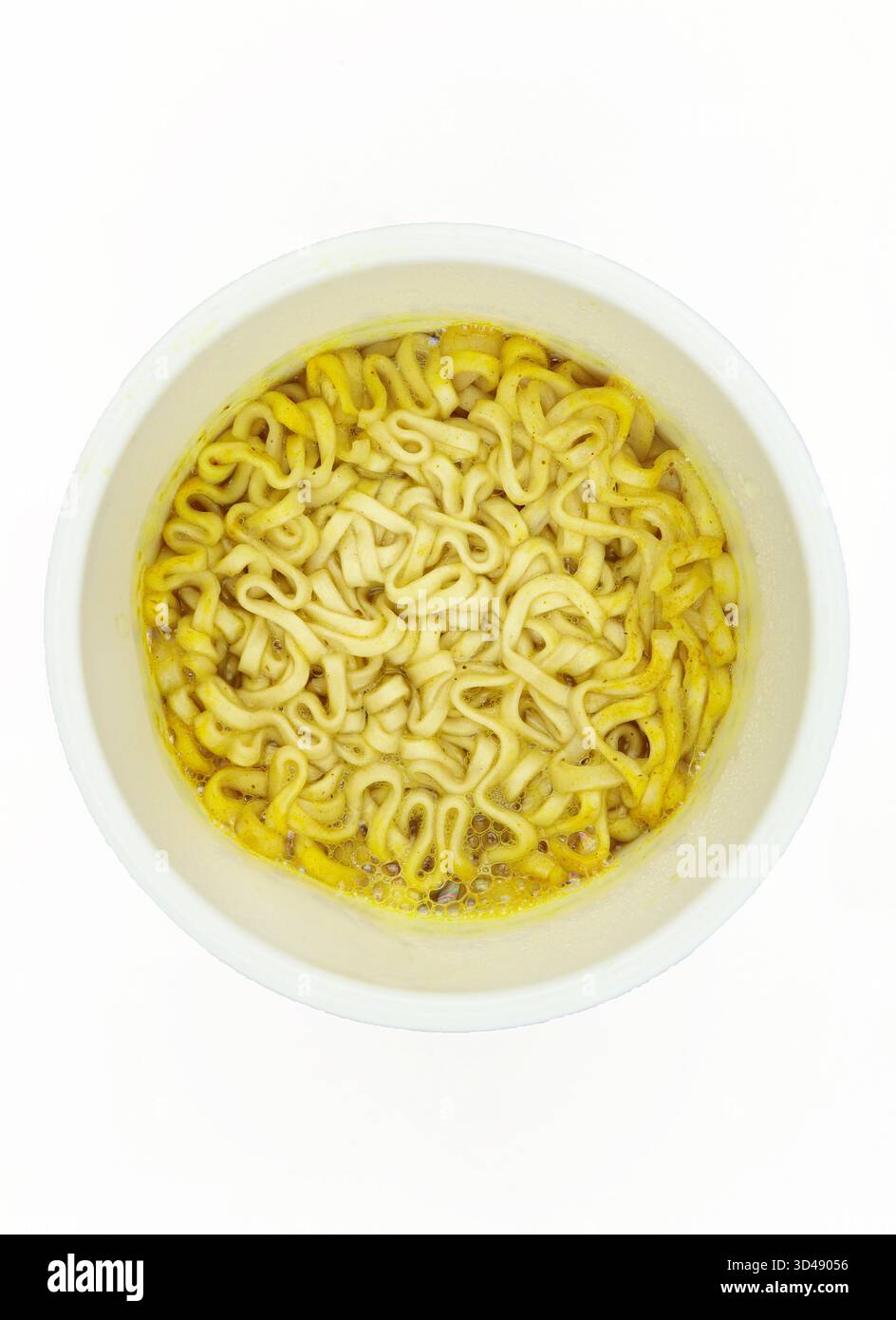 Spaghetti istantanei in una tazza di plastica isolata su sfondo bianco. Sopra l'angolo Foto Stock
