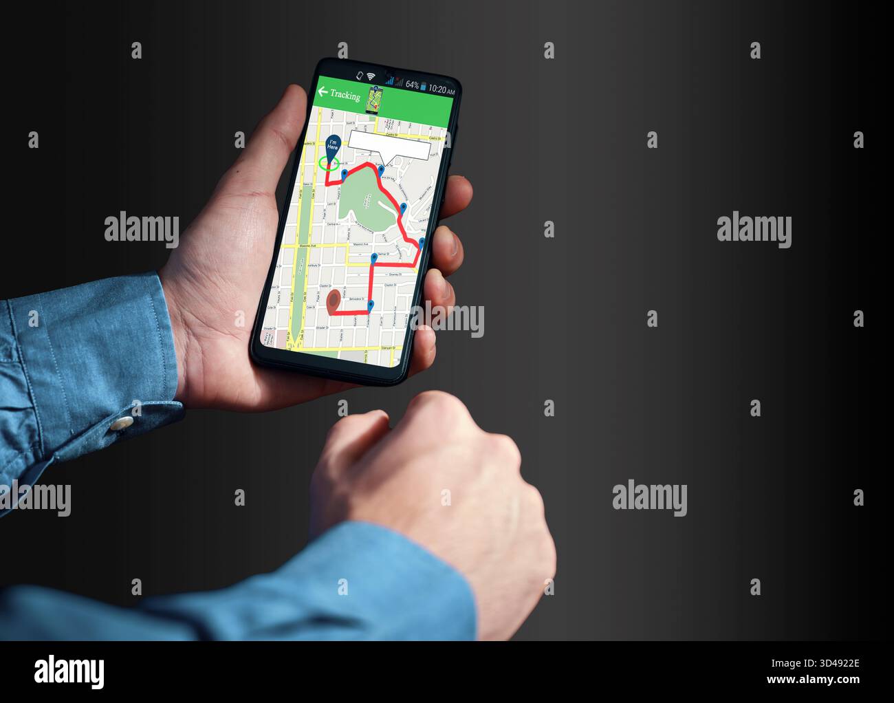 Mani che tengono in mano il telefono che visualizza una mappa di tracciamento in tempo reale con un percorso rosso e pin di posizione, che indicano la navigazione, il tracciamento della posizione o la consegna Foto Stock