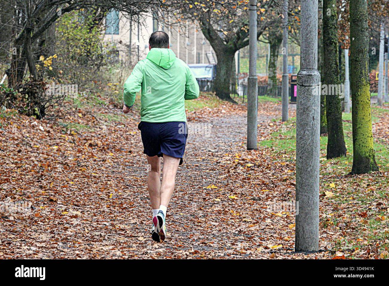Glasgow, Scozia, Regno Unito. 9 novembre 2025. Meteo nel Regno Unito: Giorno umido e buio sul centro della città, mentre la gente del posto e l'ultimo dei turisti camminano per la città. Credit Gerard Ferry/Alamy Live News Foto Stock