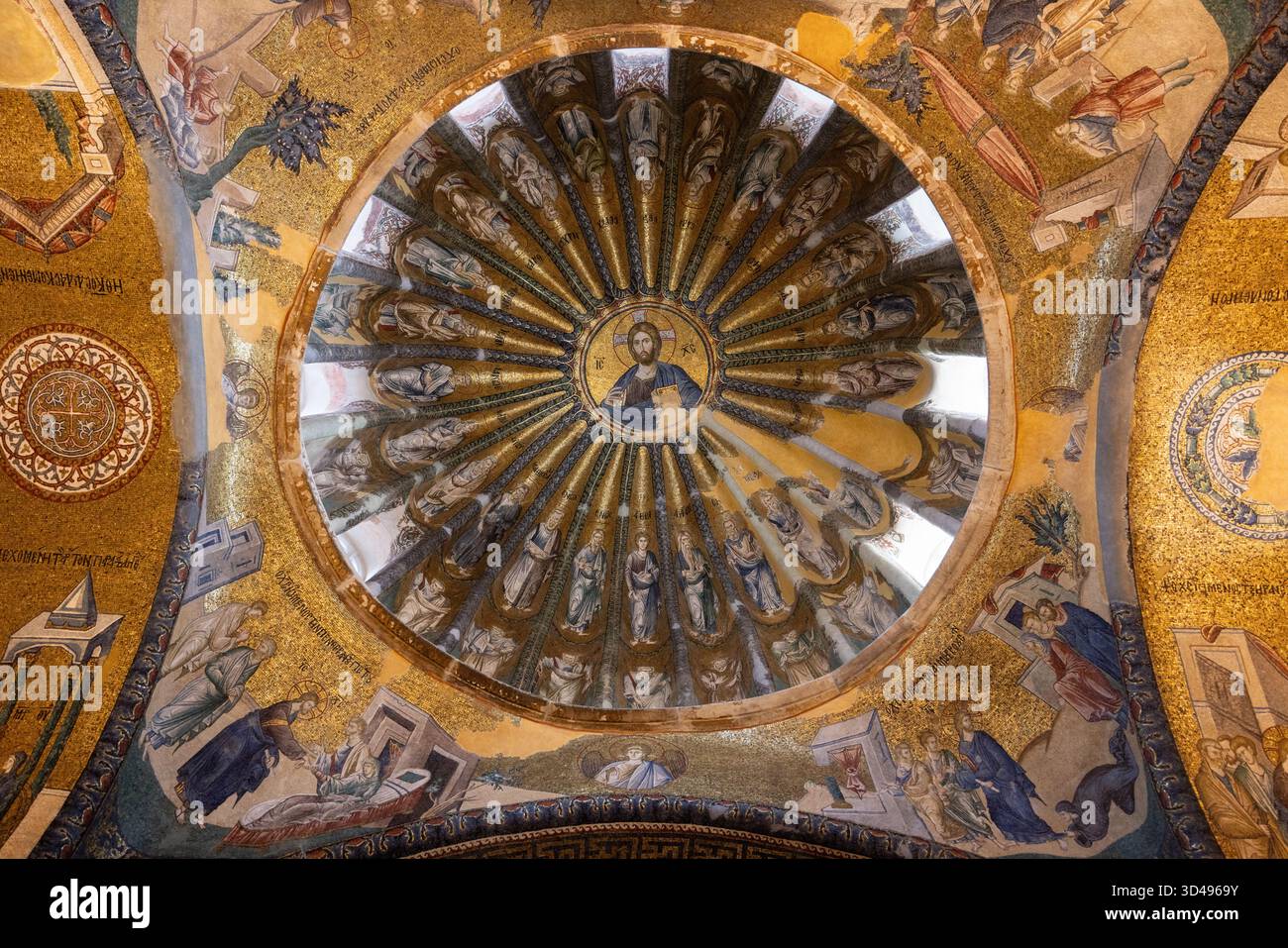 La chiesa di Chora, ora moschea di Kariye, è una chiesa di epoca bizantina famosa per i suoi mosaici ornati e gli affreschi raffiguranti scene religiose e cristiane. Foto Stock