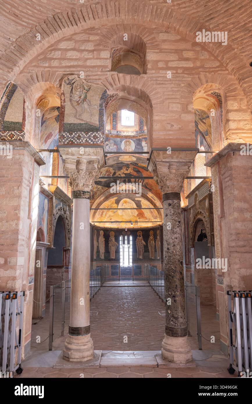 La chiesa di Chora, ora moschea di Kariye, è una chiesa di epoca bizantina famosa per i suoi mosaici ornati e gli affreschi raffiguranti scene religiose e cristiane. Foto Stock