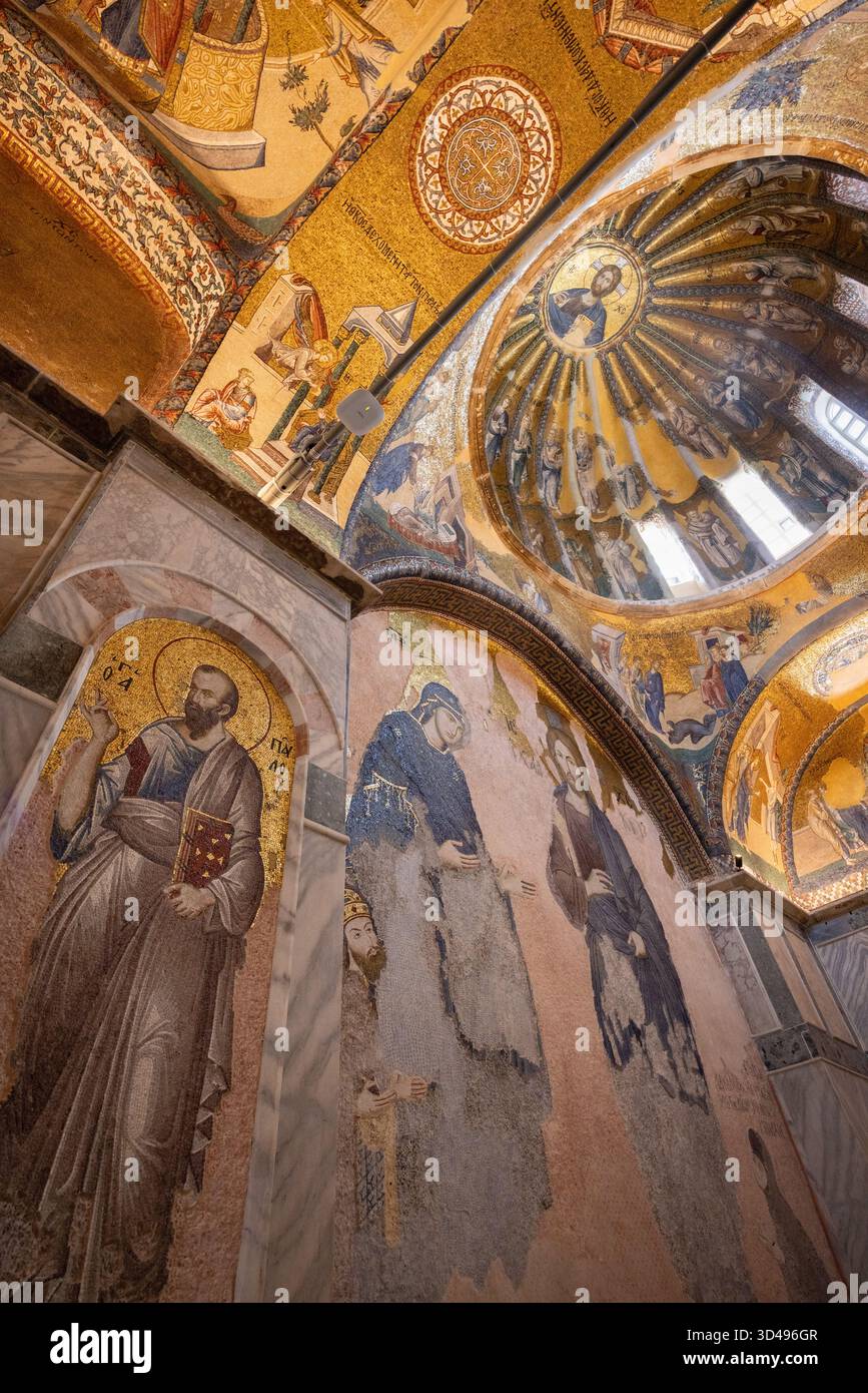 La chiesa di Chora, ora moschea di Kariye, è una chiesa di epoca bizantina famosa per i suoi mosaici ornati e gli affreschi raffiguranti scene religiose e cristiane. Foto Stock