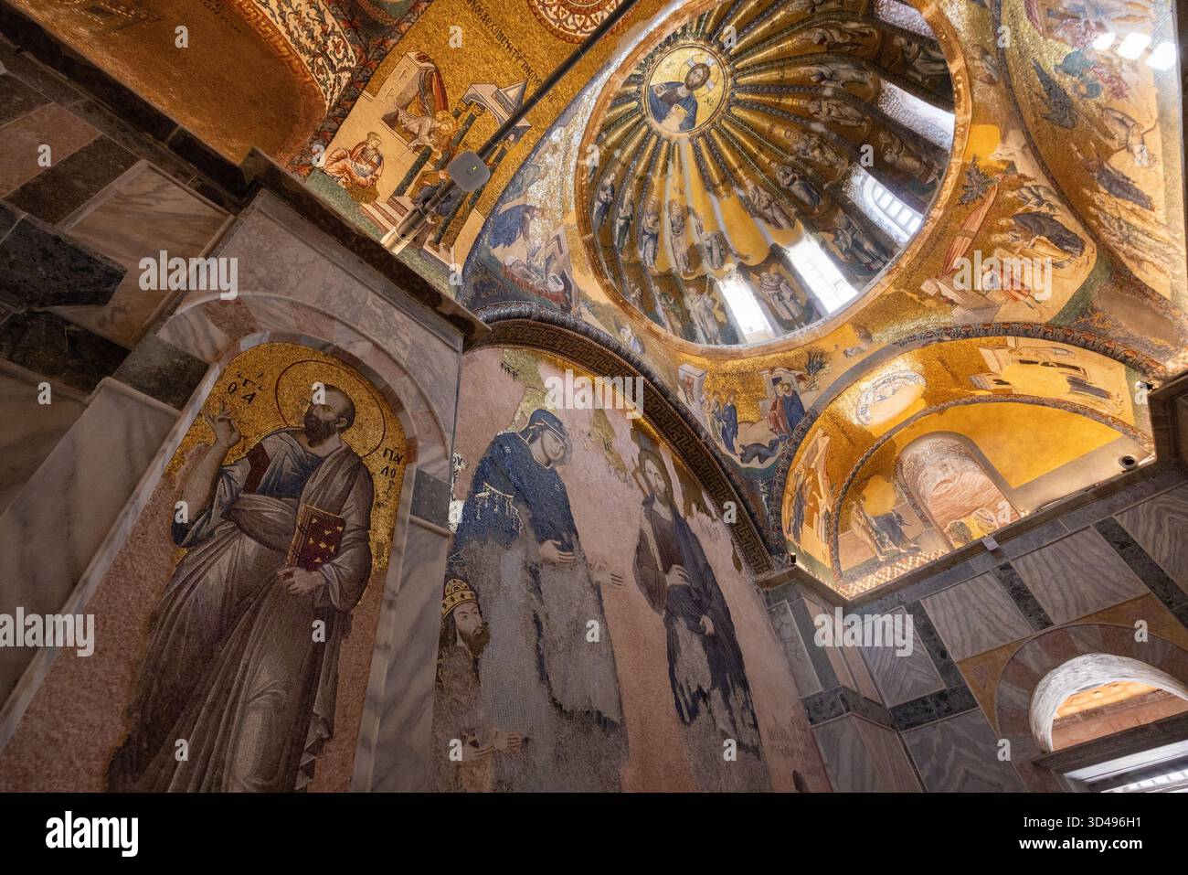 La chiesa di Chora, ora moschea di Kariye, è una chiesa di epoca bizantina famosa per i suoi mosaici ornati e gli affreschi raffiguranti scene religiose e cristiane. Foto Stock