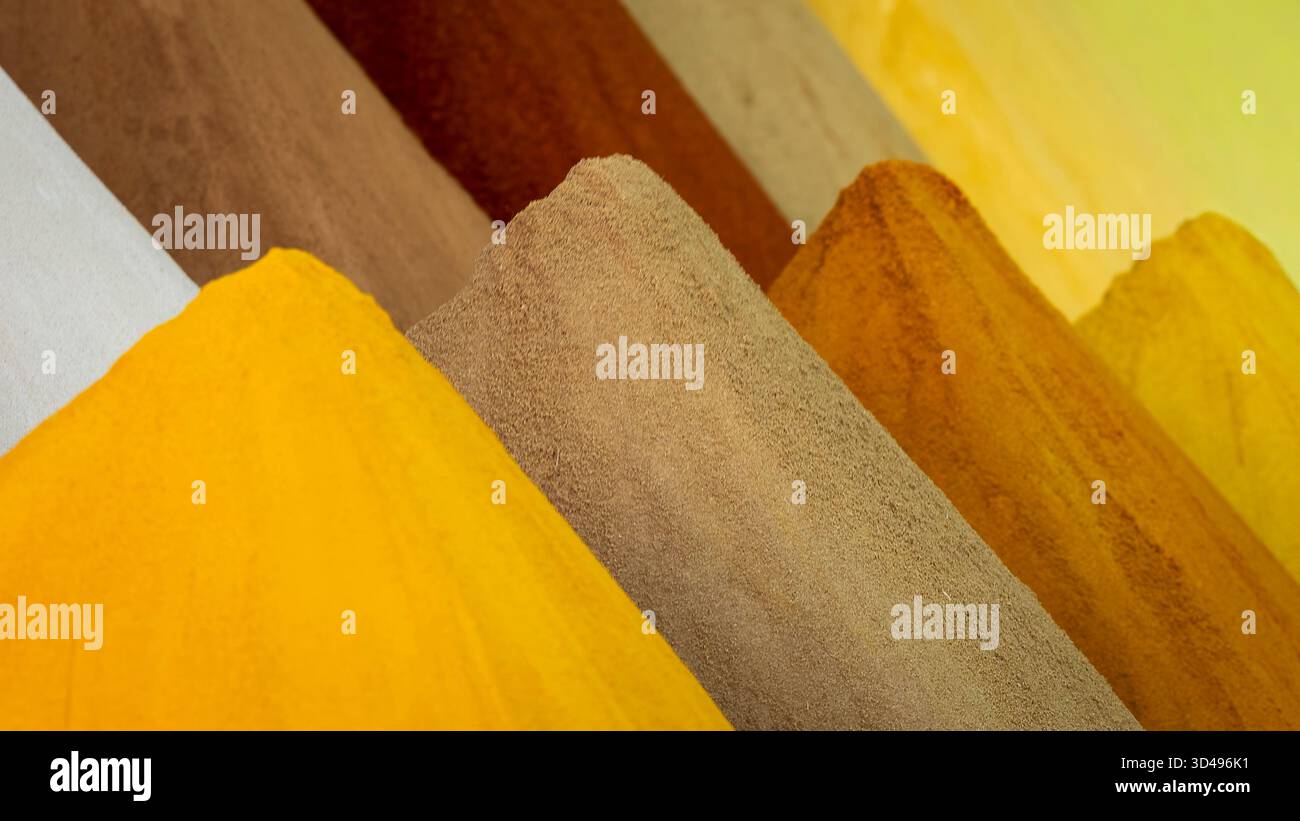 Spezie colorate in un mercato di strada - il suk di Marrakech, Marocco. Spezie al mercato di Marrakech, Marocco, da utilizzare come striscione o sfondo. Colori caldi. Foto Stock