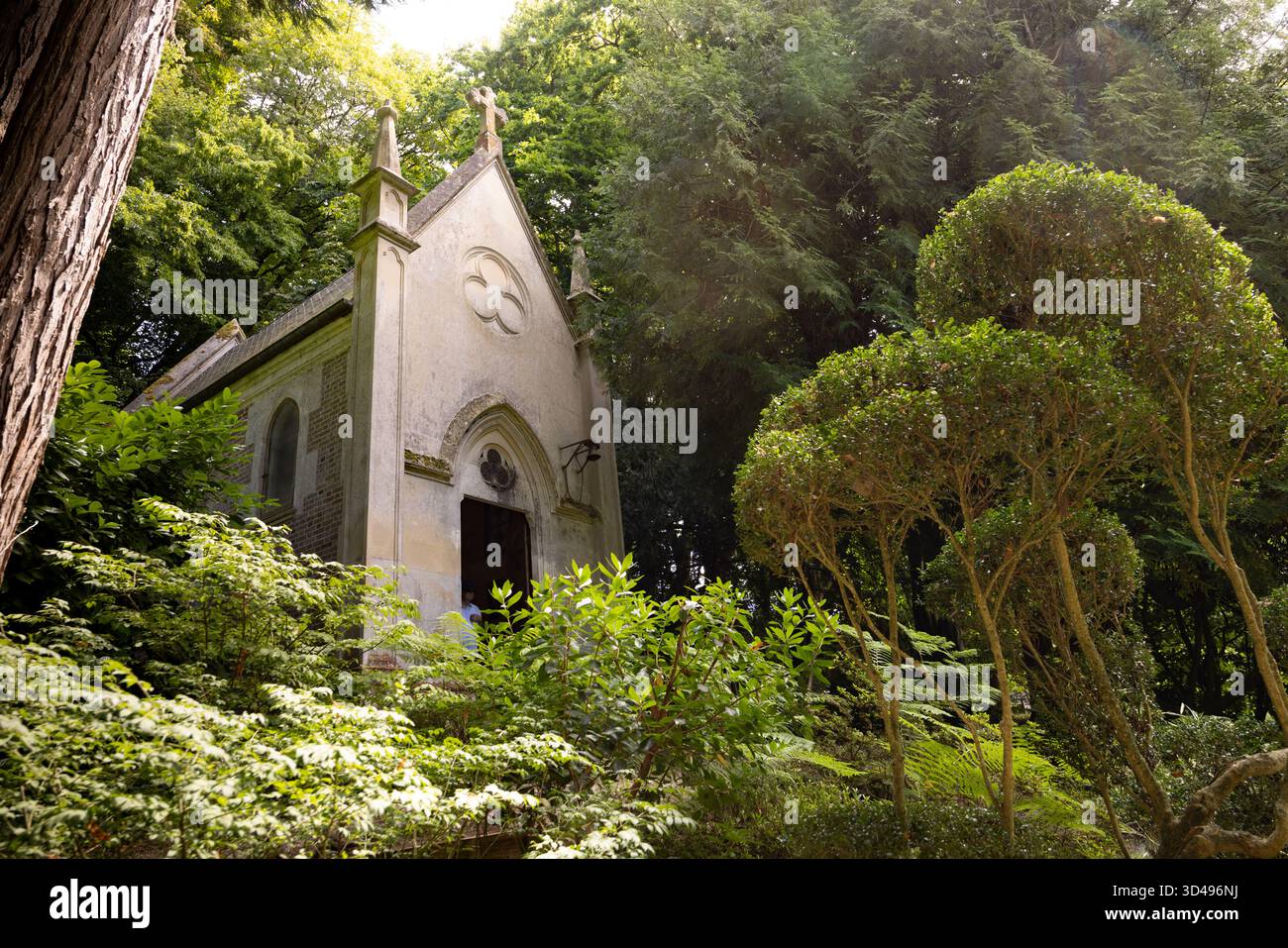 La cappella con giardino in collina sul terreno di Château de Boutemont in Normandia, Francia. Foto Stock
