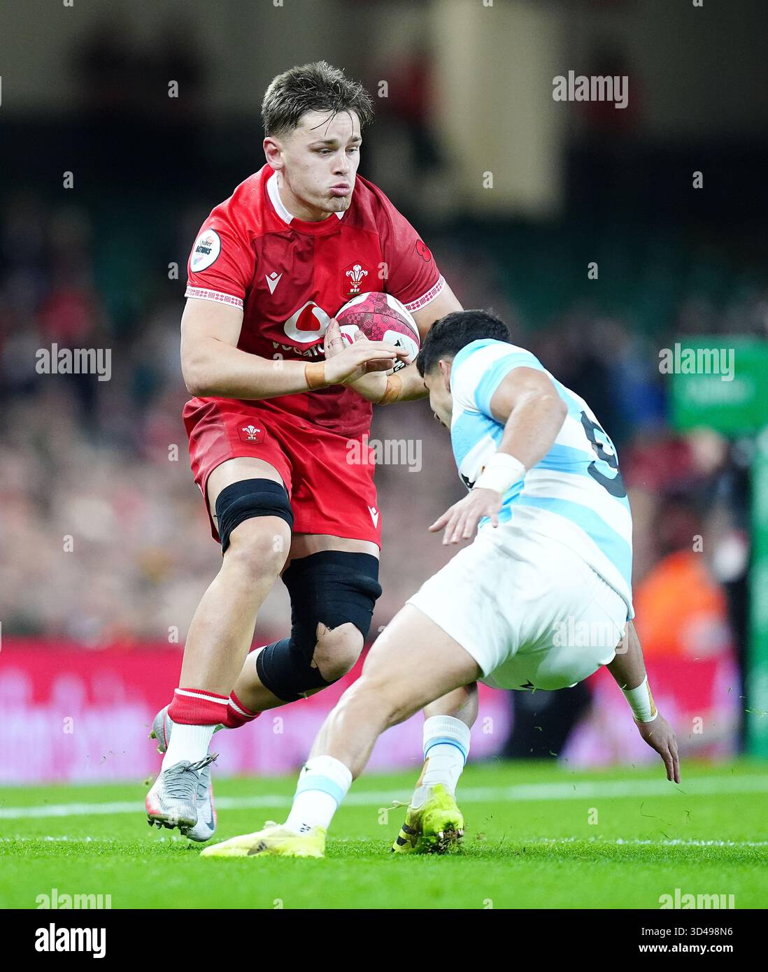 Alex Mann (a sinistra) del Galles e Simon Benitez Cruz dell'Argentina in azione durante la partita della Quilter Nations Series al Principality Stadium di Cardiff. Data foto: Sabato 9 novembre 2025. Foto Stock