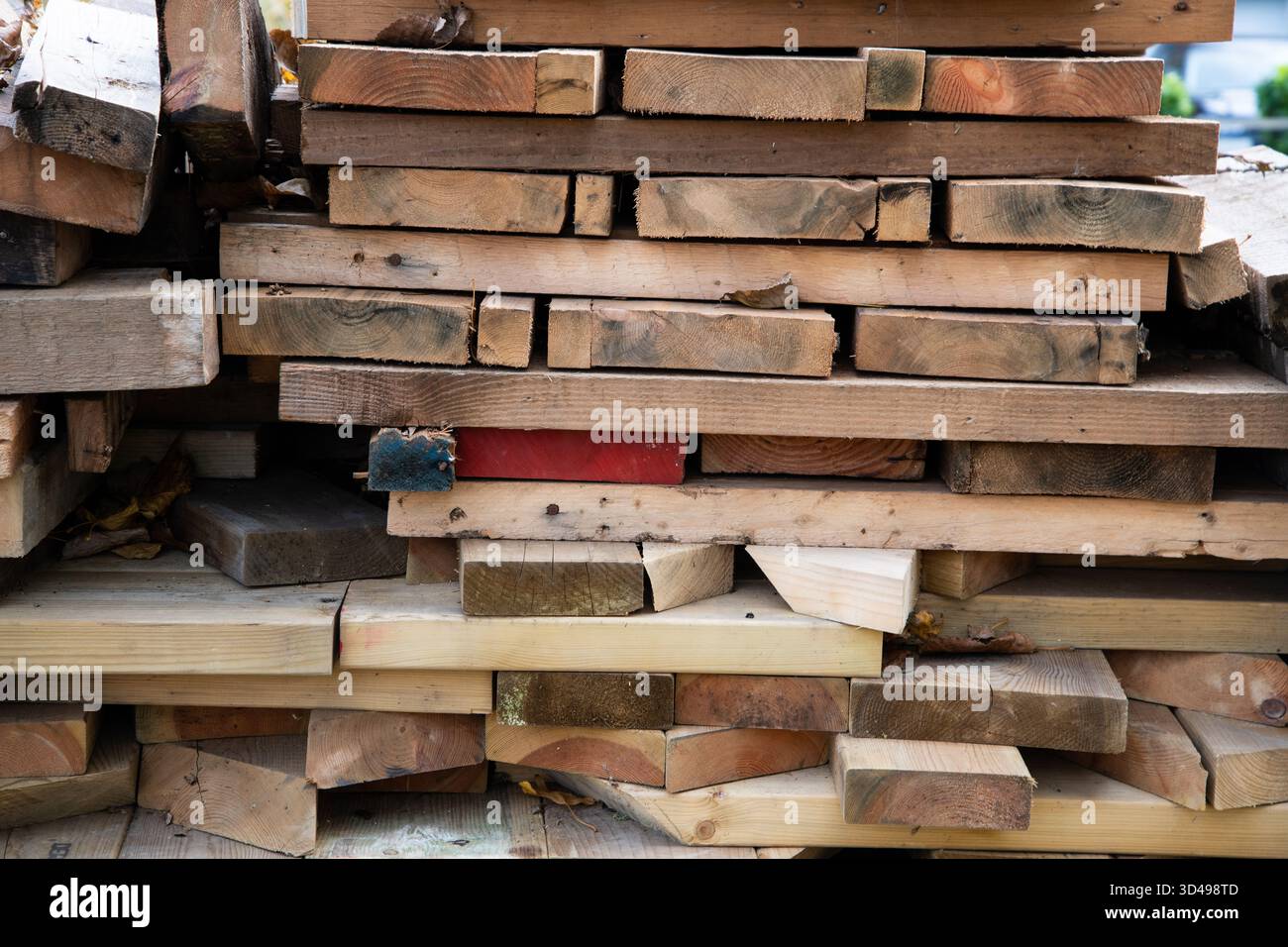 Primo piano di tavole di legno impilate che riempiono quasi il telaio. Ideale per l'uso come struttura in legno, legno o fondo da costruzione. Foto Stock