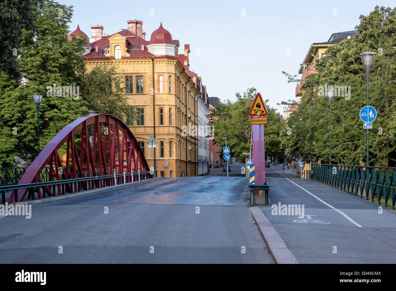 Uppsala, Svezia - Vista panoramica urbana del fiume Fyris (Fyrisån) con edifici tradizionali e ponti all'alba. Foto Stock