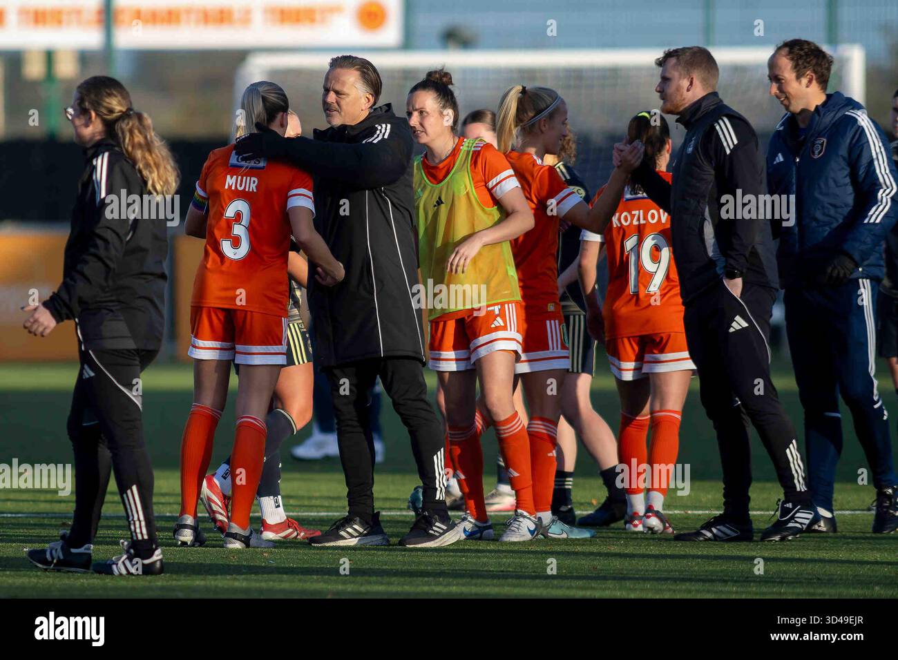 Springburn, Scozia. 9 novembre 2025. Scott Booth, capo allenatore dell'Aberdeen FC, si congratula con Amy Muir del Glasgow City FC al fischio finale durante la Sky Sports Cup 1/4. Credito: Colin Poultney/Alamy Live News Foto Stock