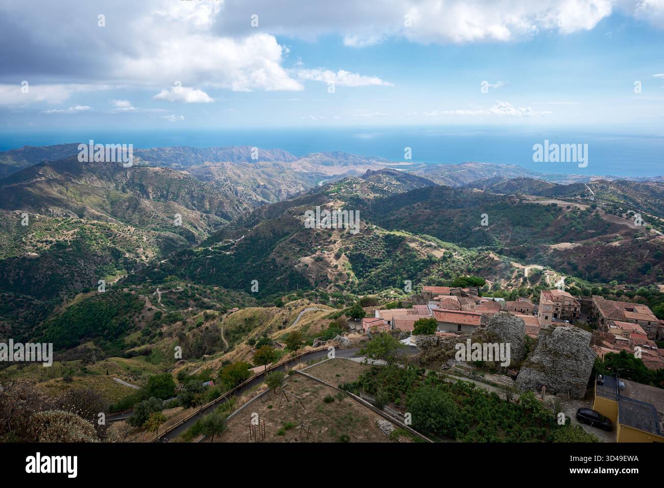 Vista panoramica di Aspromonte e del Mar Ionio vicino a Bova, Calabria, Italia meridionale con tradizionale villaggio collinare e paesaggio mediterraneo Foto Stock