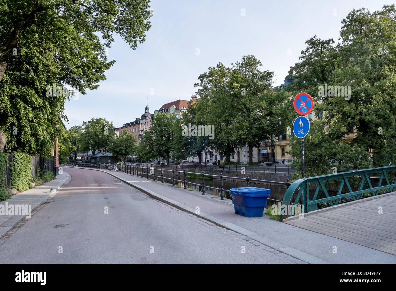 Uppsala, Svezia - Vista panoramica urbana del fiume Fyris (Fyrisån) con edifici tradizionali e ponti all'alba. Foto Stock