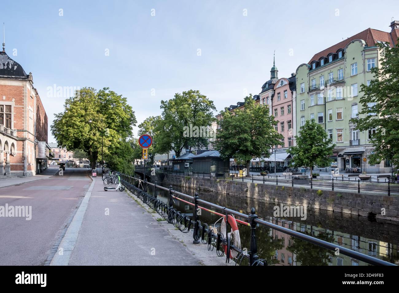 Uppsala, Svezia - Vista panoramica urbana del fiume Fyris (Fyrisån) con edifici tradizionali e ponti all'alba. Foto Stock