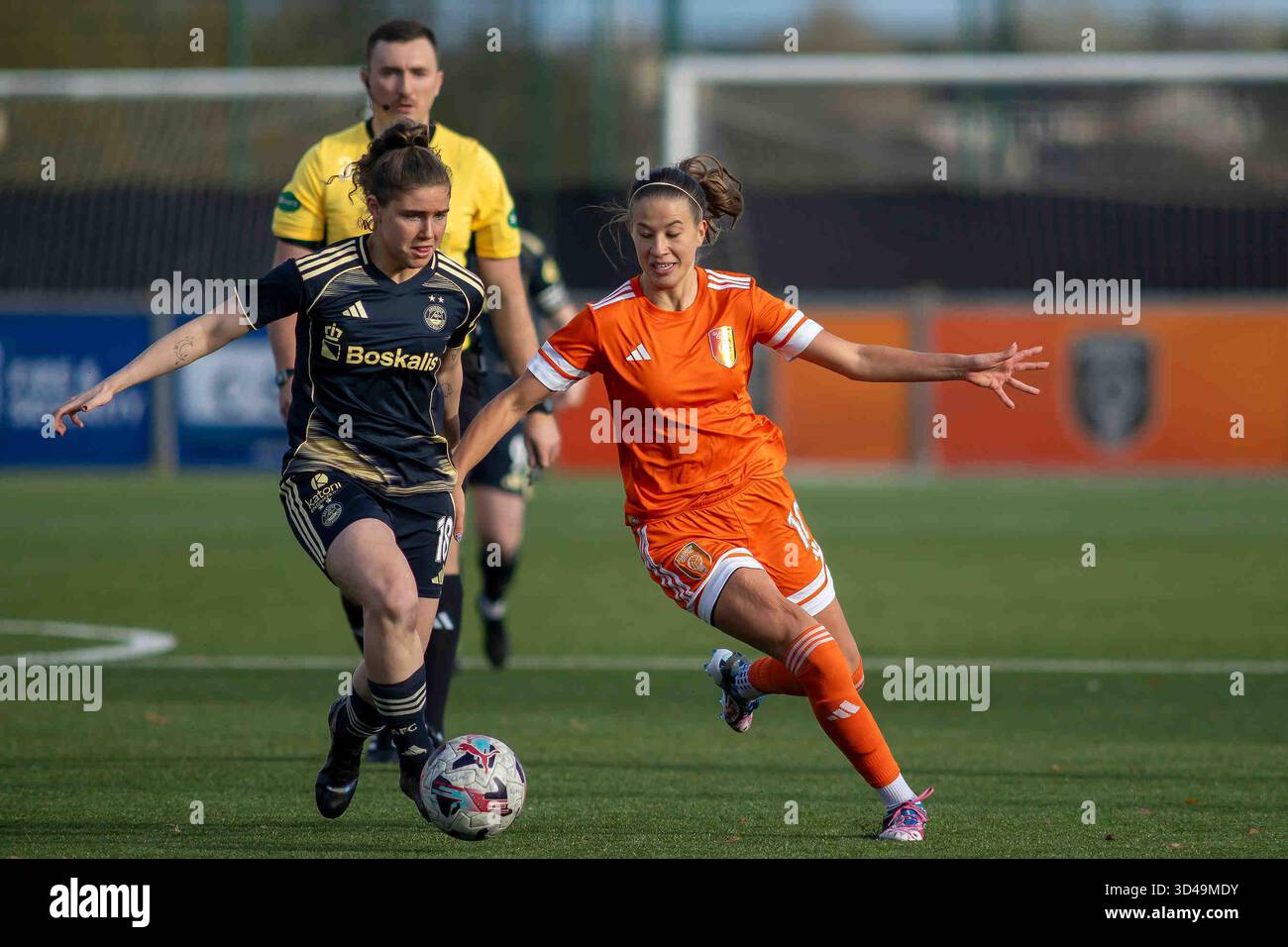 Springburn, Scozia. 9 novembre 2025. Eva Thomson dell'Aberdeen FC sotto la pressione di Natalia Wróbel del Glasgow City FC durante la finale della Sky Sports Cup 1/4 crediti: Colin Poultney/Alamy Live News Foto Stock