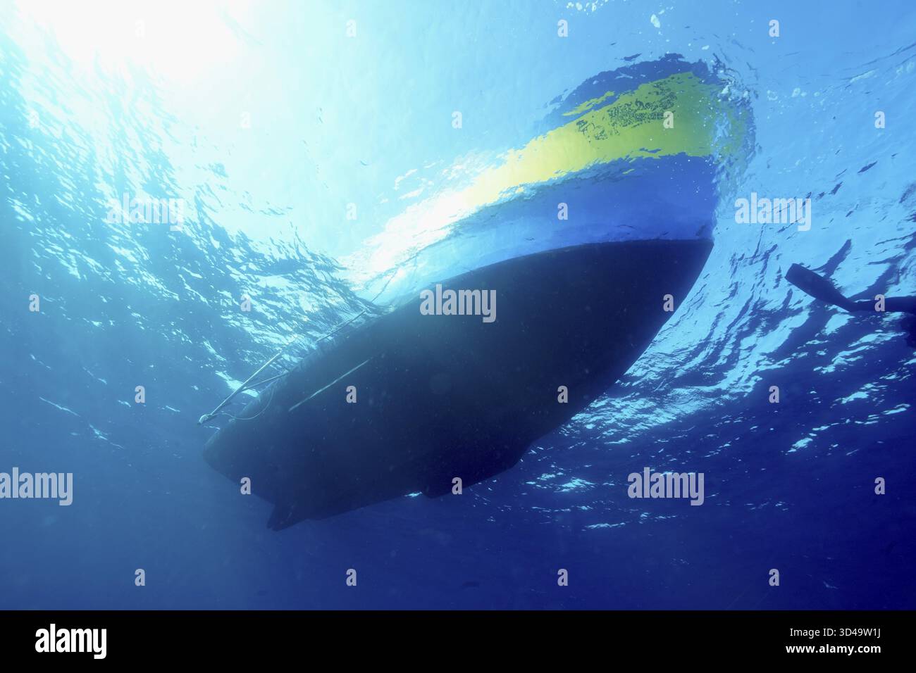 Una barca per immersioni galleggia sulla superficie dell'acqua, fotografata dal basso nel Mediterraneo vicino a Hyeres, al sito di immersione della penisola di Giens, a Porquerolles, in stile provenzale Foto Stock