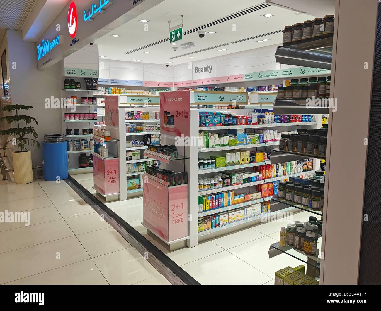 Sharjah, Emirati Arabi Uniti - 31 ottobre 2025: Farmacia interna esposizione prodotti di bellezza e articoli per la salute Foto Stock