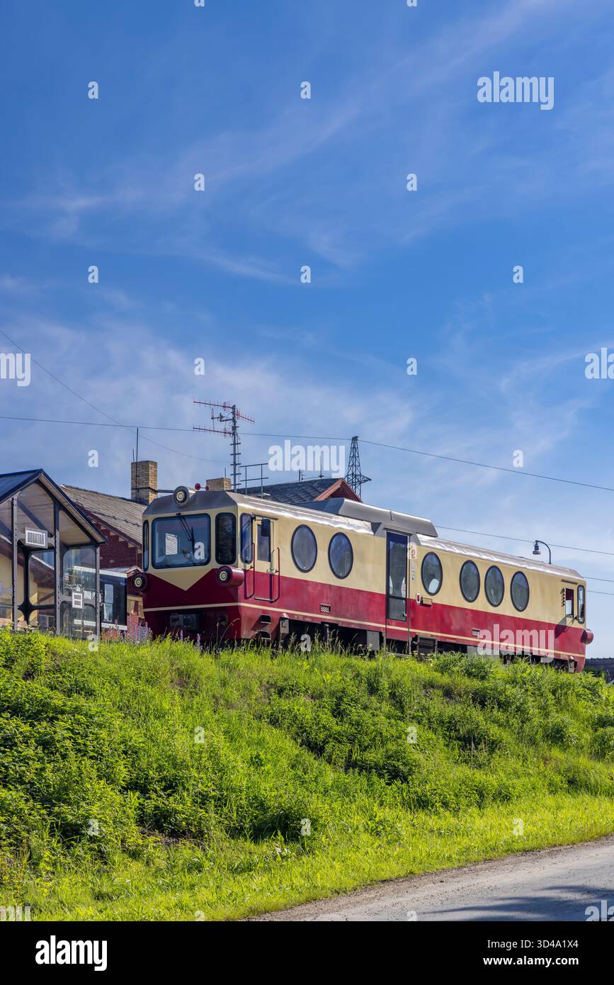 Storico vagone ferroviario con finestre circolari in piedi accanto ai binari in una giornata di sole a Obratan Foto Stock
