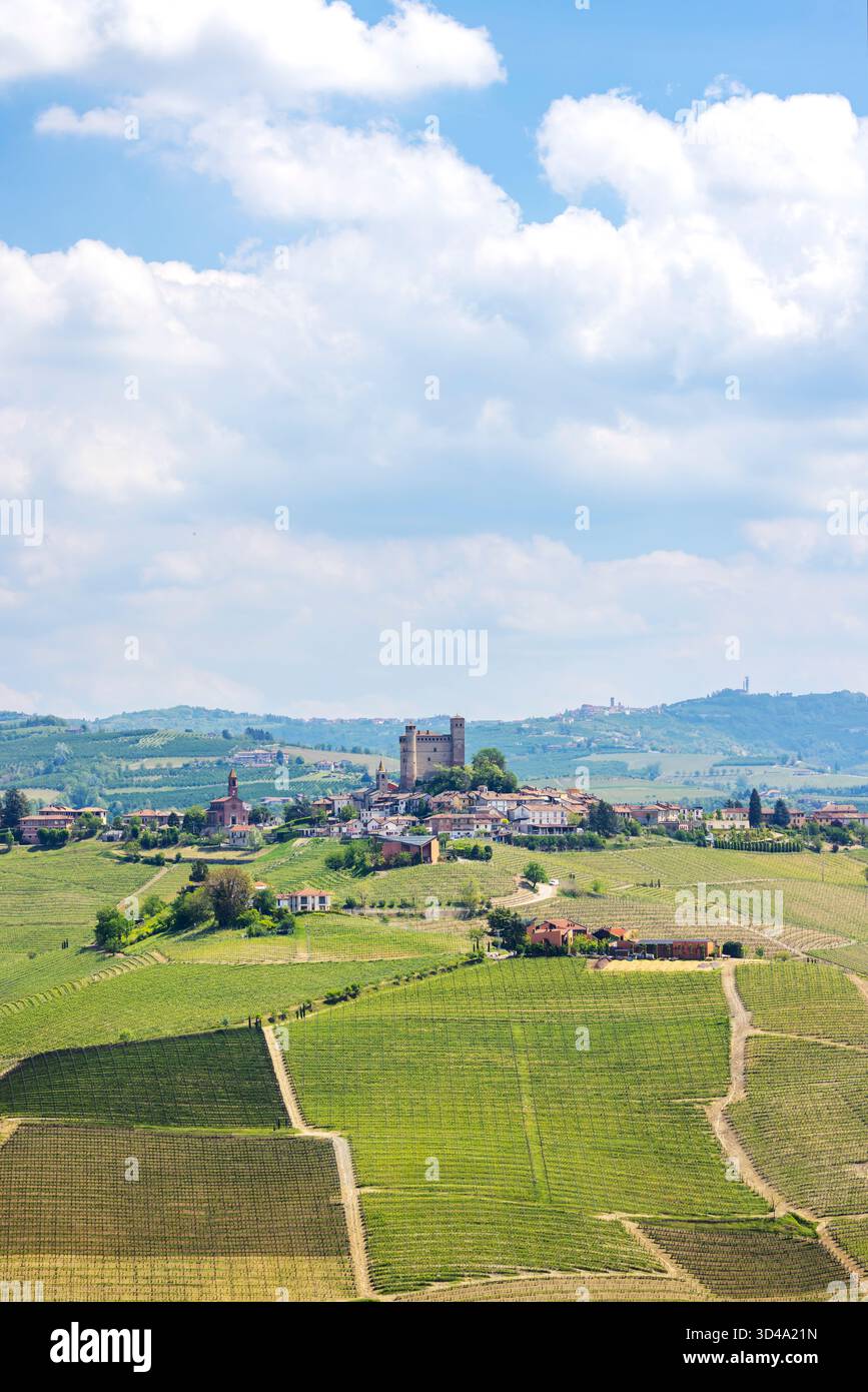 Vista del castello di Serralunga d'Alba circondato da verdi vigneti nelle Langhe Foto Stock