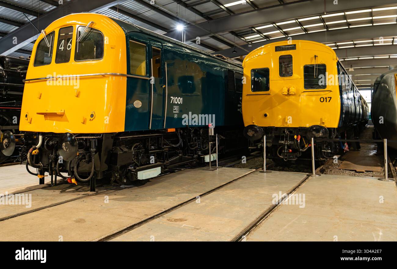 Locomotive diesel britanniche d'epoca nel deposito del museo ferroviario Foto Stock