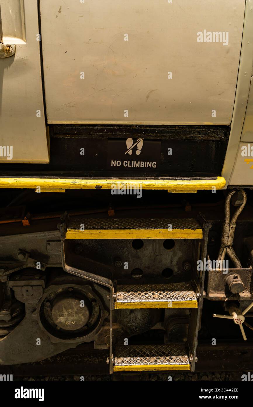 Gradini per carrozze ferroviarie senza cartello di pericolo per la salita Foto Stock