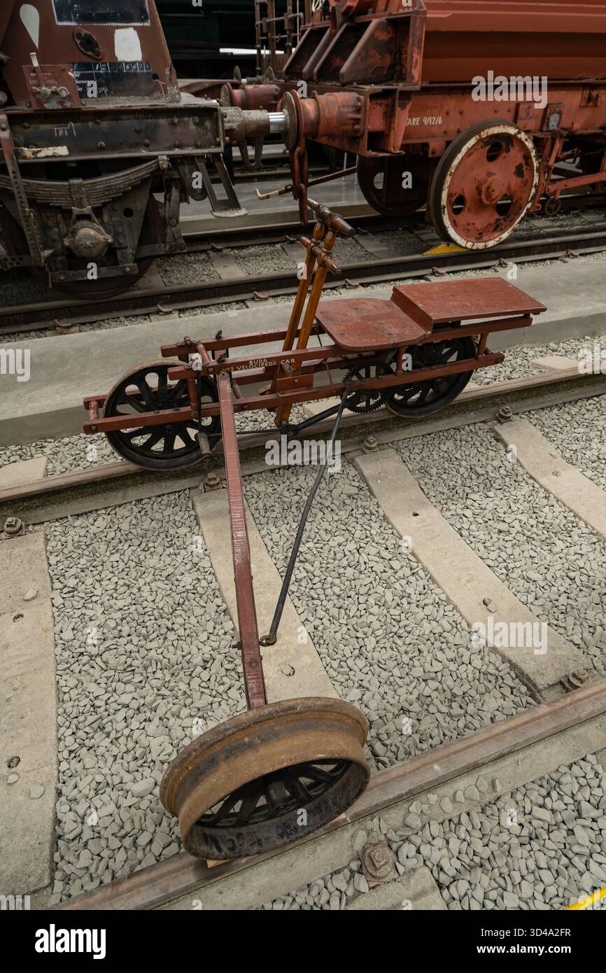 Carrello ferroviario d'epoca e ruote per locomotive presso il deposito ferroviario dello Yorkshire Foto Stock