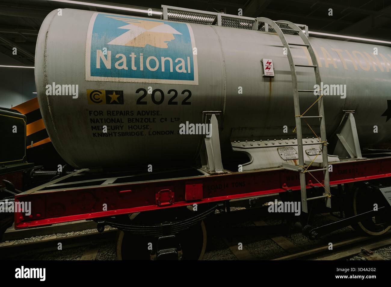 Carro petroliera nazionale per benzole 2022 su ferrovia storica Foto Stock