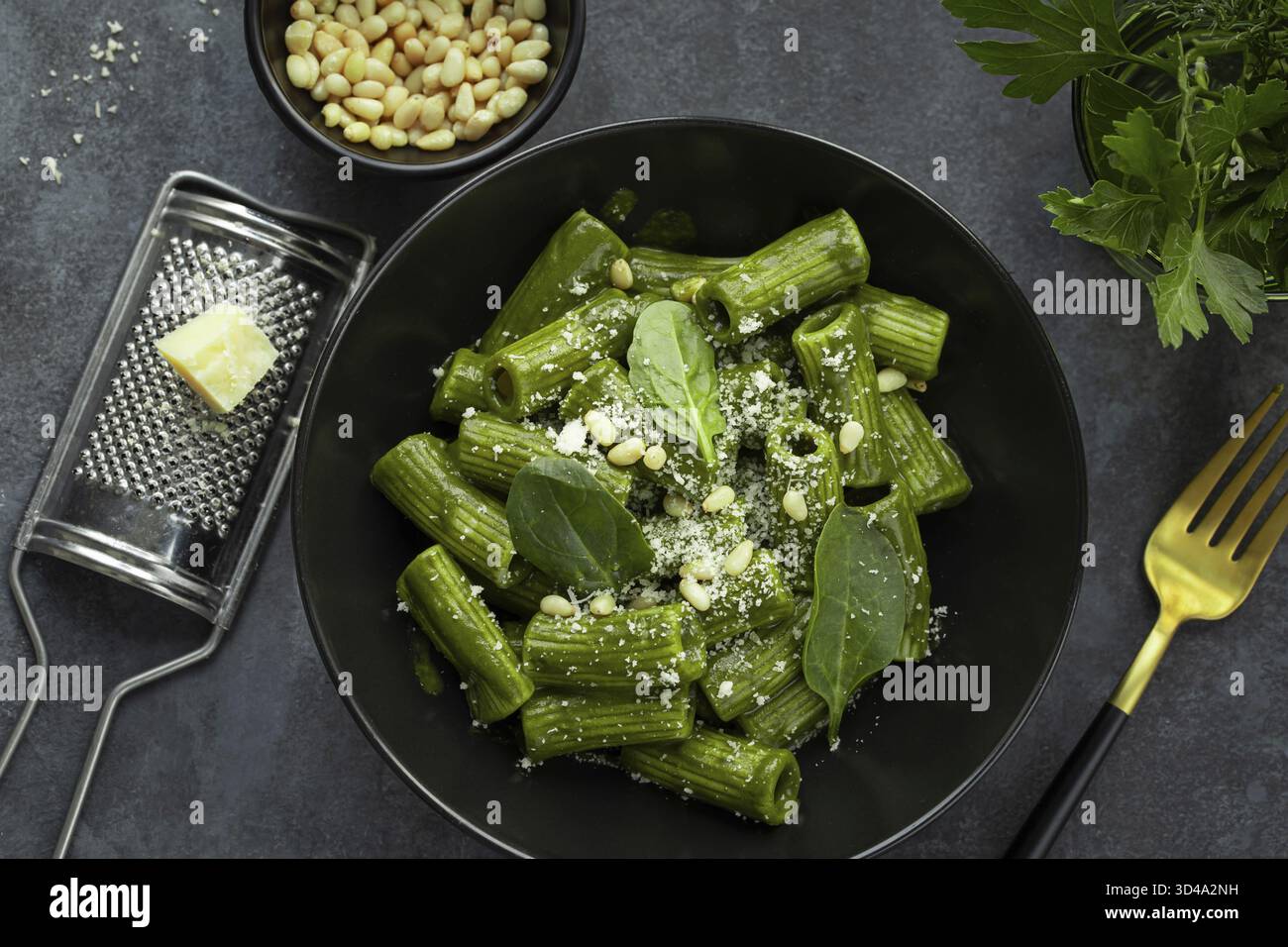 Cibo, Pasta con salsa cremosa di spinaci, sano pasto vegano, sfondo nero Foto Stock