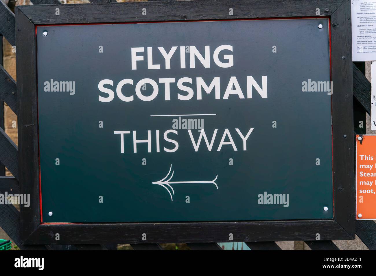 Cartello direzionale Flying Scotsman alla stazione ferroviaria North Yorkshire Moors Foto Stock