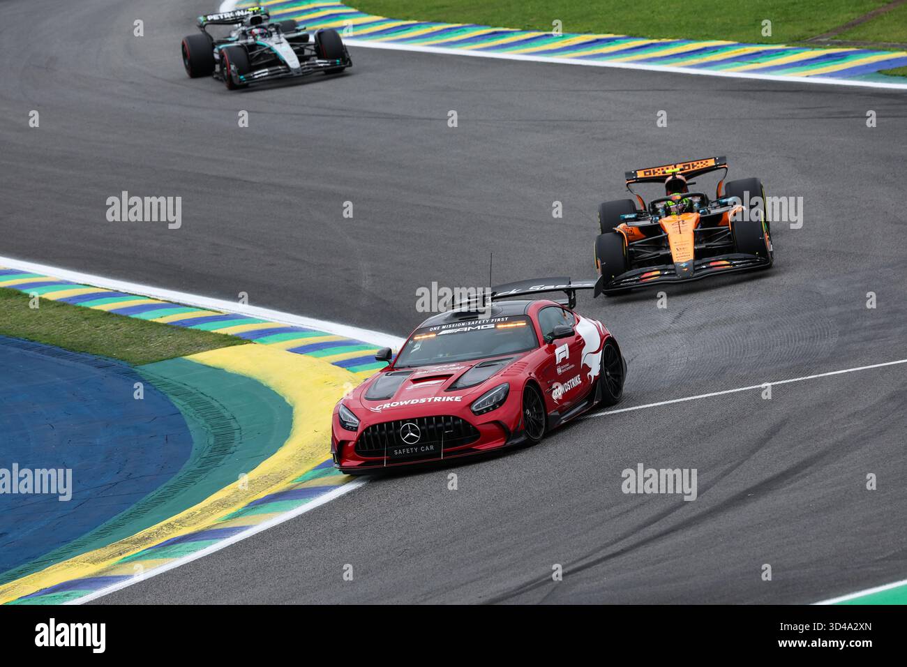 Safety car, 04 NORRIS Lando (gbr), McLaren F1 Team MCL39, azione durante il Gran Premio di San Paolo 2025 di Formula 1, 2025 di San Paolo, 21° round del Campionato del mondo di Formula 1 2025 FIA dal 7 al 9 novembre 2025 sull'Interlagos, a San Paolo, Brasile - Photo Florent Gooden/DPPI credito: DPPI Media/Alamy Live News Foto Stock