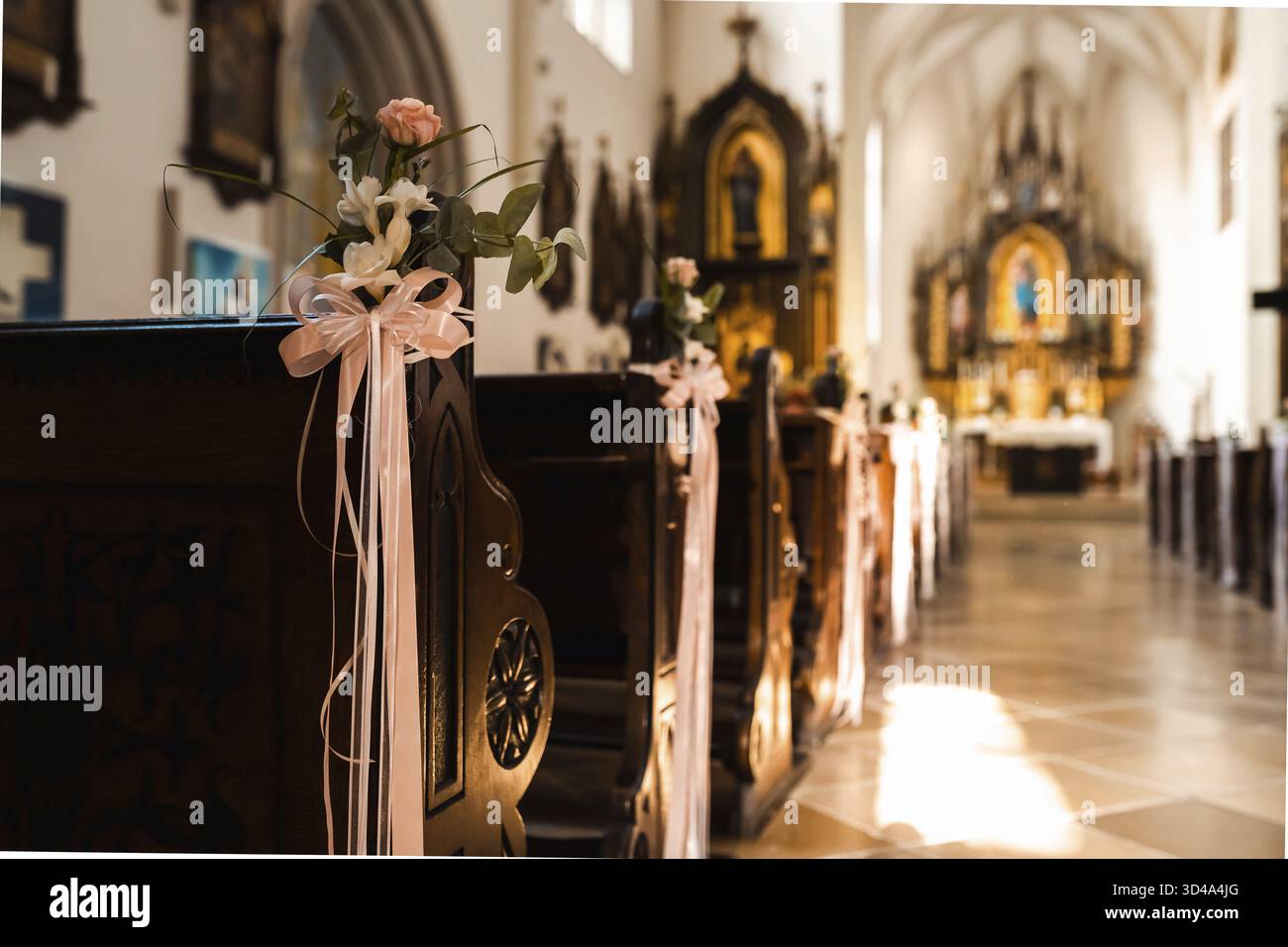Messa a fuoco morbida, sfocatura, vecchia chiesa vuota prima della cerimonia di nozze Foto Stock