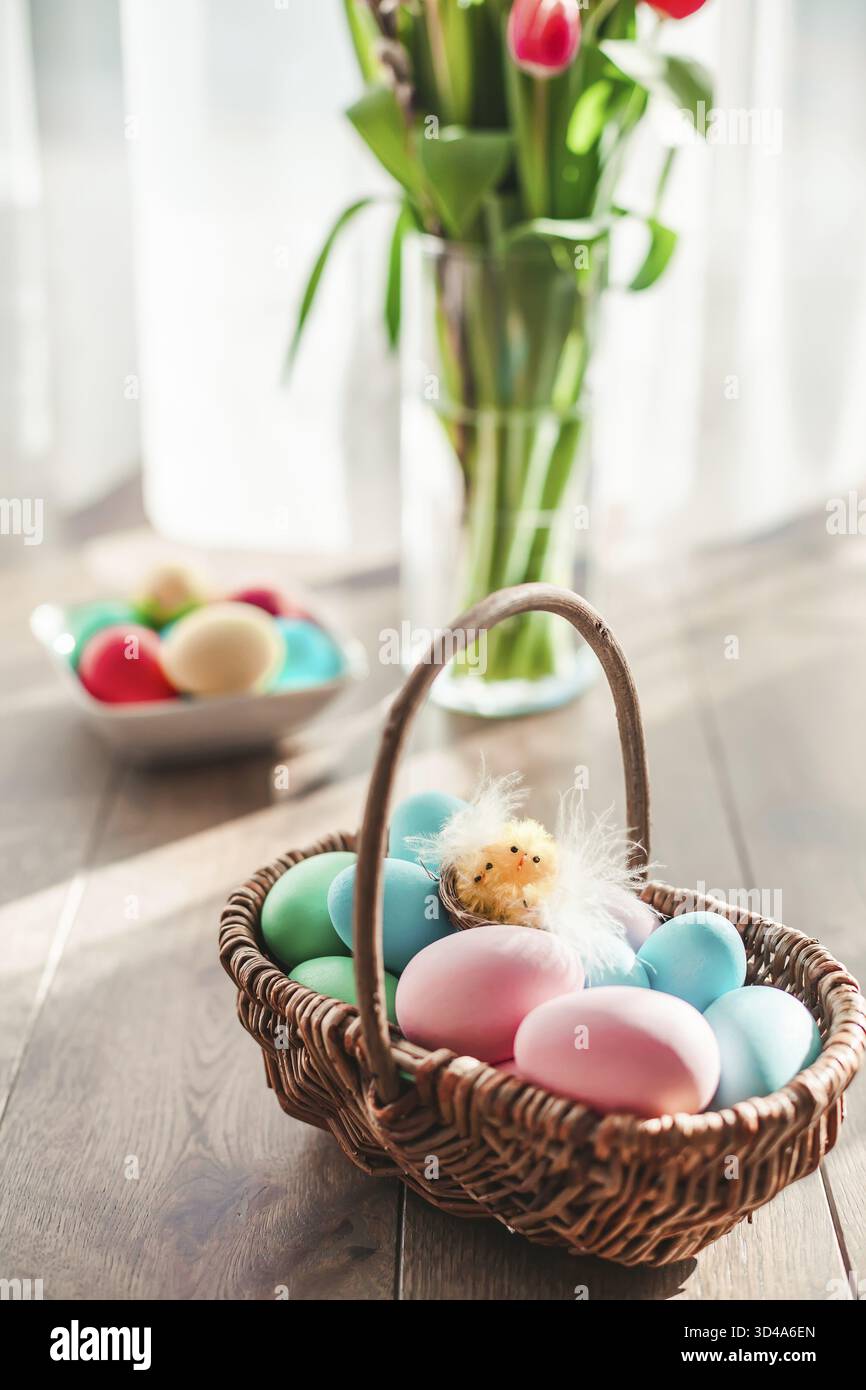 Uova di Pasqua color pastello in un cestino Foto Stock