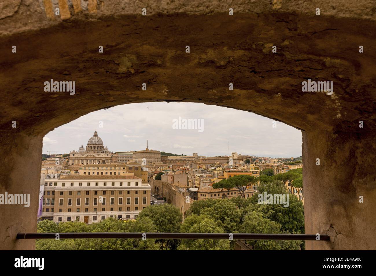 Roma, Italia - 23 Giugno 2018: la chiesa di San Pietro vista attraverso un foro quadrato nella parete in Roma, Italia Foto Stock