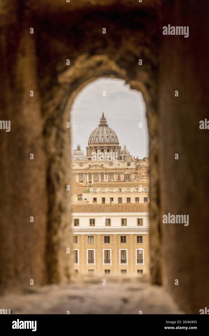 Roma, Italia - 23 Giugno 2018: la chiesa di San Pietro vista attraverso un foro quadrato nella parete in Roma, Italia Foto Stock